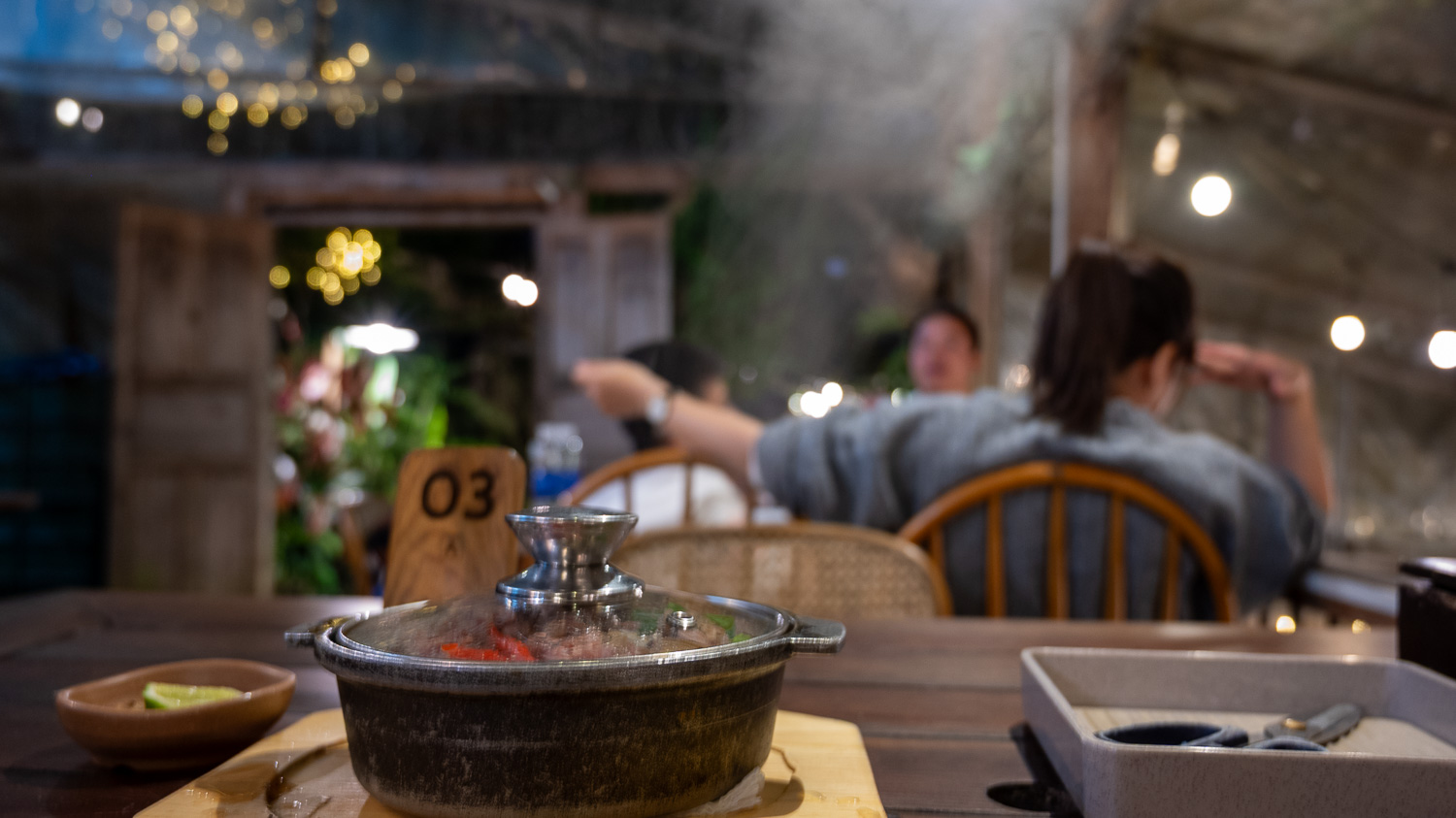 大叻的夜色與煙霧繚繞的美味:探訪超高人氣的Túi Mơ To Garden Restaurant與Tiệm Cà Phê Túi Mơ To - 第12張圖