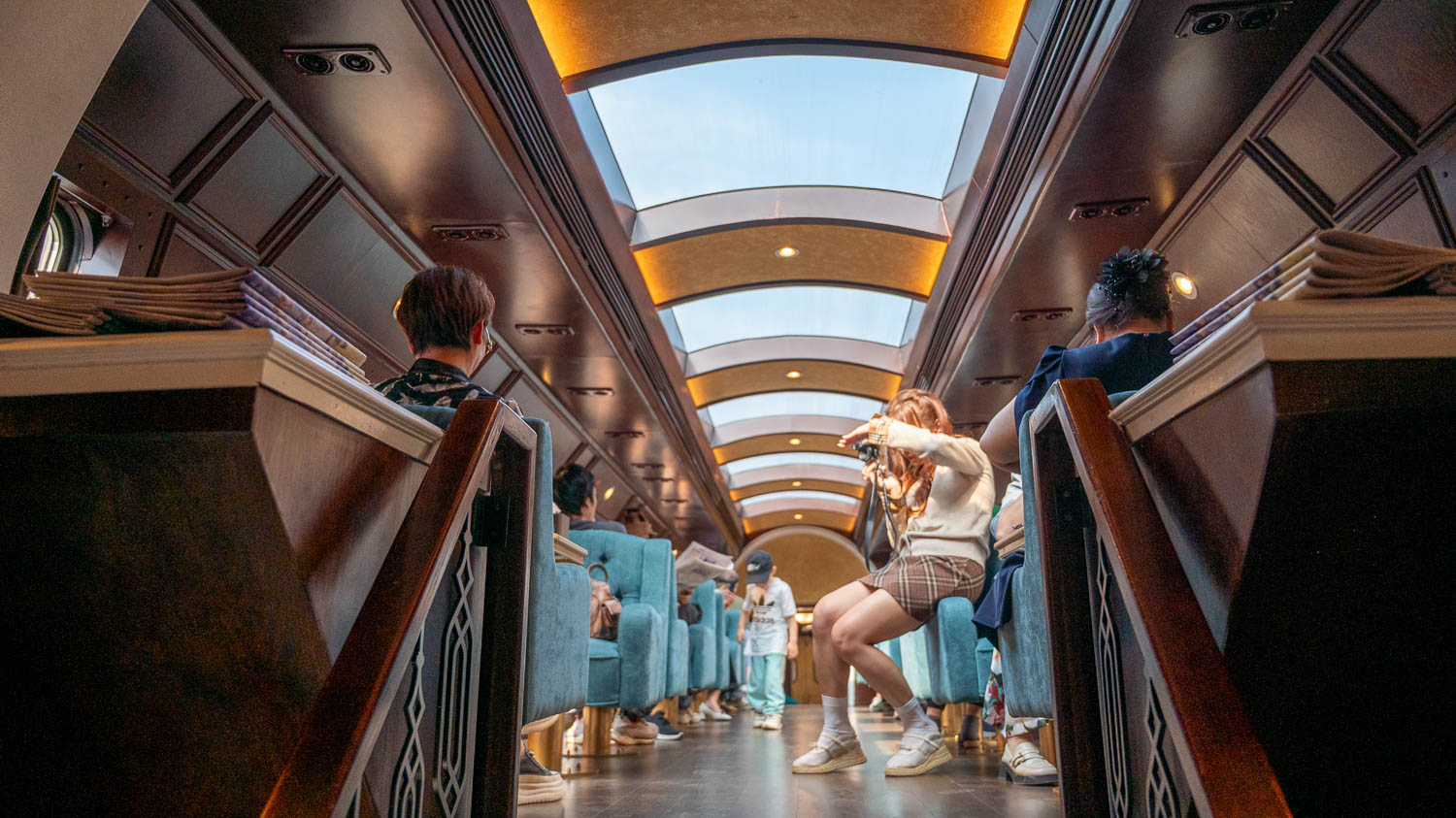 河內全新雙層觀光列車 The Hanoi Train時刻表、票價,五大城門主題車廂,看表演、吃點心揭開老河內的記憶 - 第4張圖 河內全新雙層觀光列車 The Hanoi Train時刻表、票價,五大城門主題車廂,看表演、吃點心揭開老河內的記憶