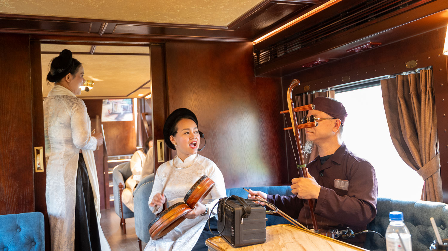 河內全新雙層觀光列車 The Hanoi Train時刻表、票價,五大城門主題車廂,看表演、吃點心揭開老河內的記憶 - 第13張圖 河內全新雙層觀光列車 The Hanoi Train時刻表、票價,五大城門主題車廂,看表演、吃點心揭開老河內的記憶