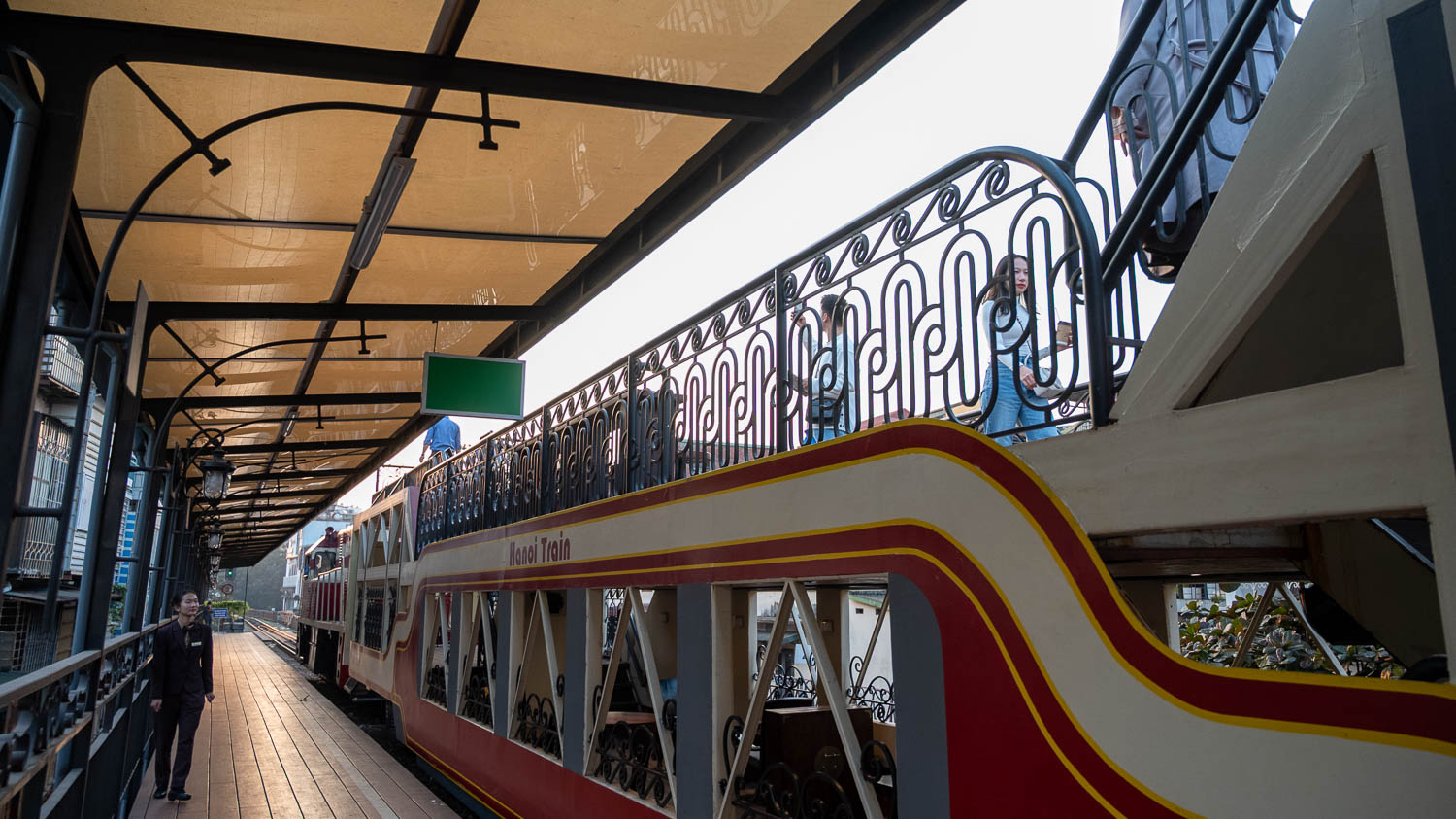 河內全新雙層觀光列車 The Hanoi Train時刻表、票價,五大城門主題車廂,看表演、吃點心揭開老河內的記憶 - 第15張圖 河內全新雙層觀光列車 The Hanoi Train時刻表、票價,五大城門主題車廂,看表演、吃點心揭開老河內的記憶