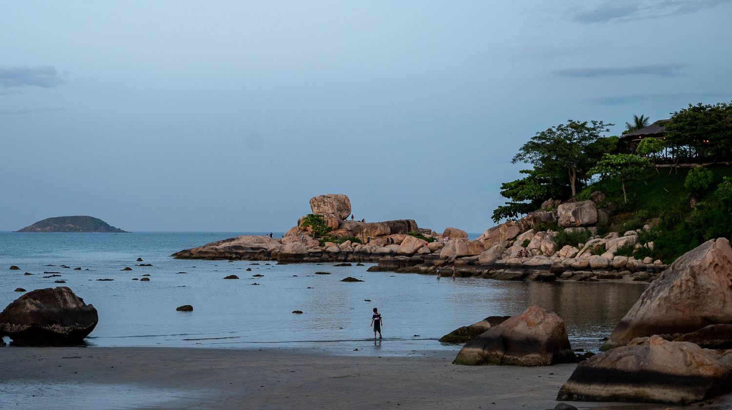 芽莊五指岩奇岩秘境 Hòn Chồng|傳說巨人留手印,最療癒海岸,海風、岩石與故事的交會 - 第11張圖
