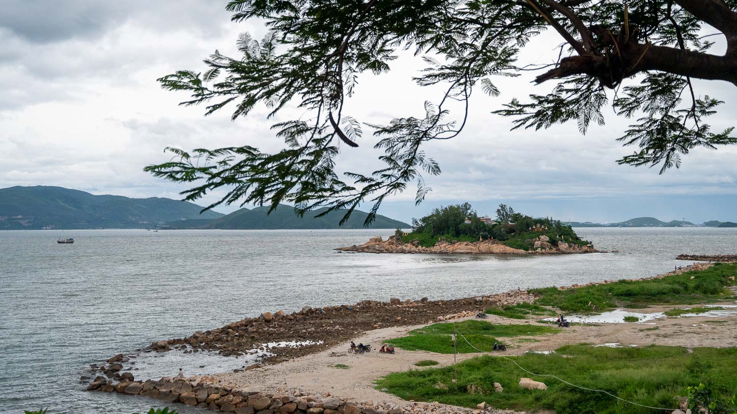 芽莊五指岩奇岩秘境 Hòn Chồng|傳說巨人留手印,最療癒海岸,海風、岩石與故事的交會 - 第2張圖