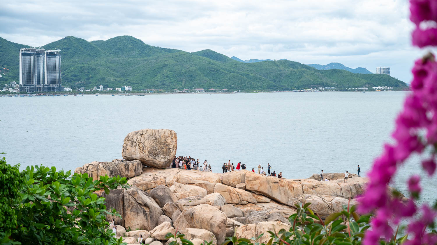 芽莊五指岩奇岩秘境 Hòn Chồng|傳說巨人留手印,最療癒海岸,海風、岩石與故事的交會 - 第6張圖