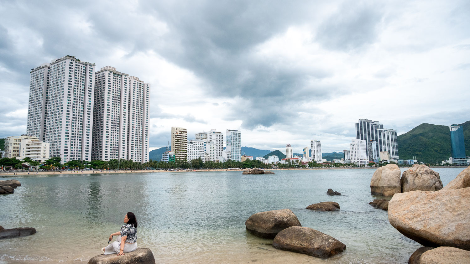 芽莊五指岩奇岩秘境 Hòn Chồng|傳說巨人留手印,最療癒海岸,海風、岩石與故事的交會 - 第8張圖