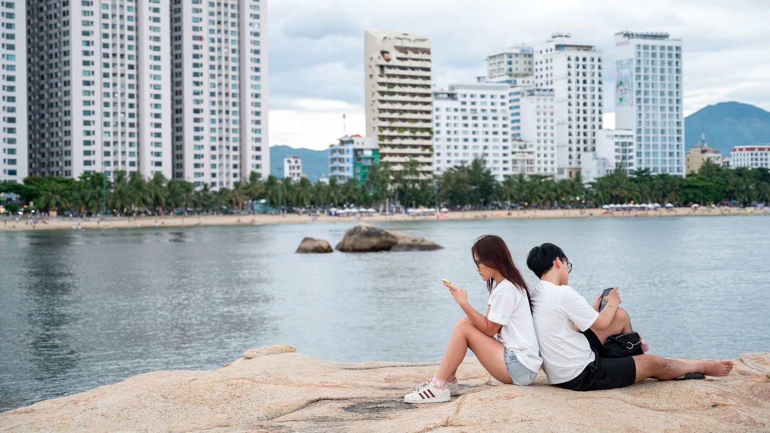 芽莊五指岩奇岩秘境 Hòn Chồng|傳說巨人留手印,最療癒海岸,海風、岩石與故事的交會 - 第5張圖