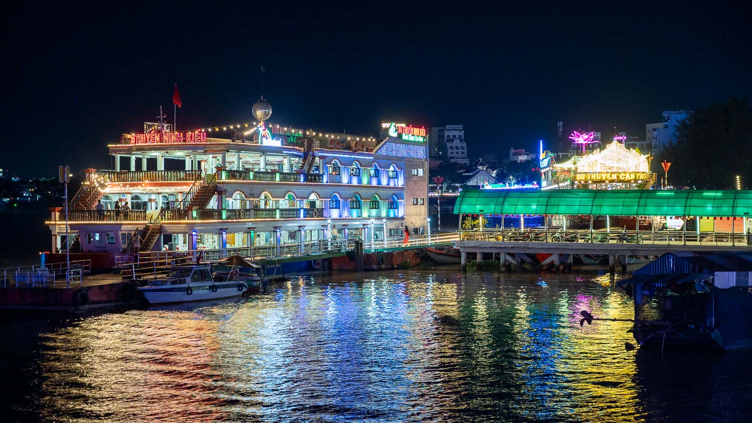 走進湄公河的心臟!芹苴寧橋9大必訪地標:從情人橋夜色到寧橋碼頭浪漫風光 - 第12張圖