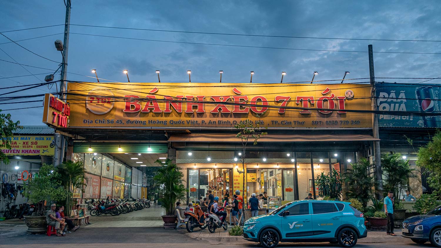 芹苴在地人掛保證的美食地標 Bánh Xèo 7 Tới 外脆內嫩的金黃越南煎餅香到整條街都餓了 - 第3張圖