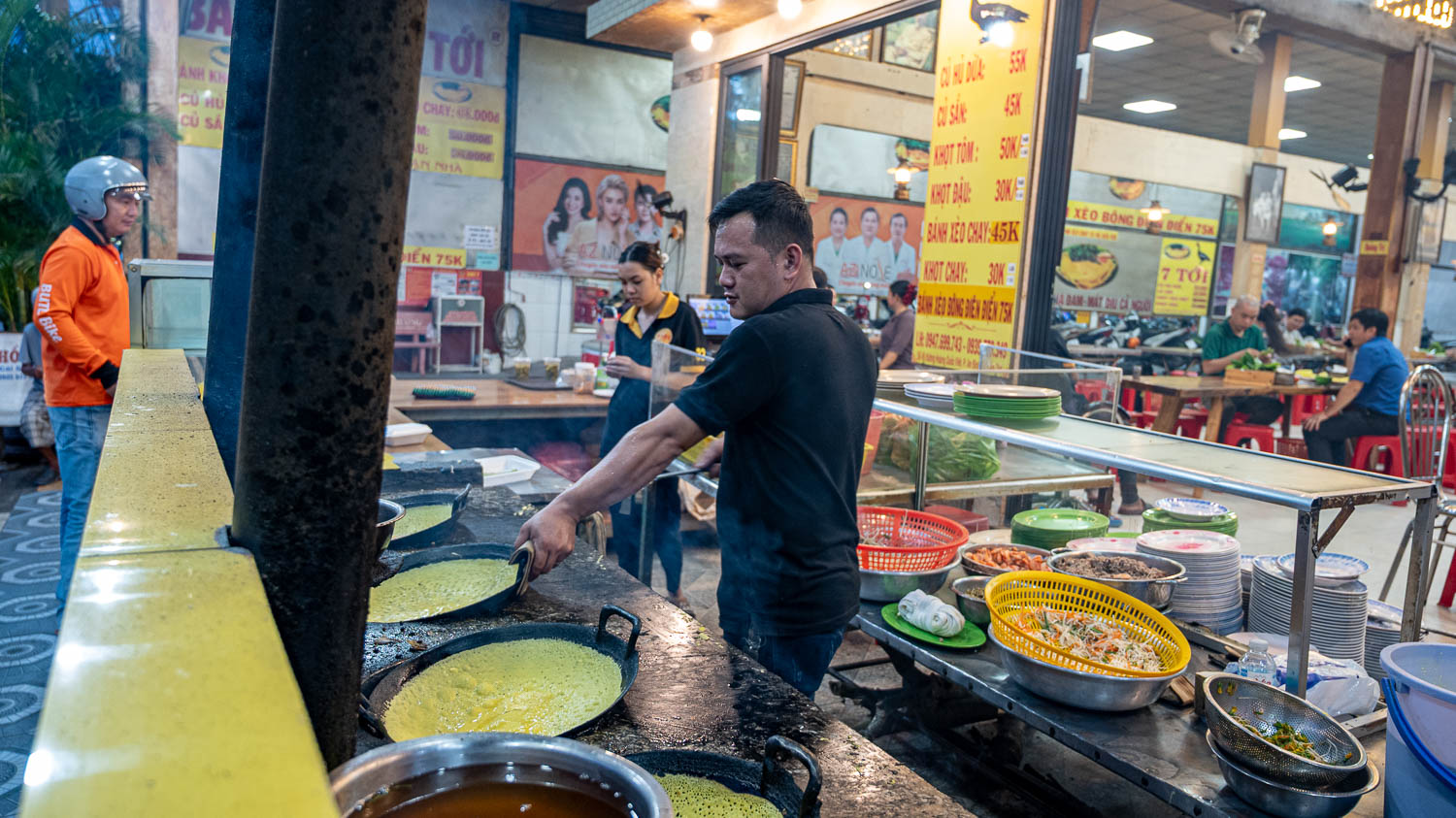 芹苴在地人掛保證的美食地標 Bánh Xèo 7 Tới 外脆內嫩的金黃越南煎餅香到整條街都餓了 - 第5張圖