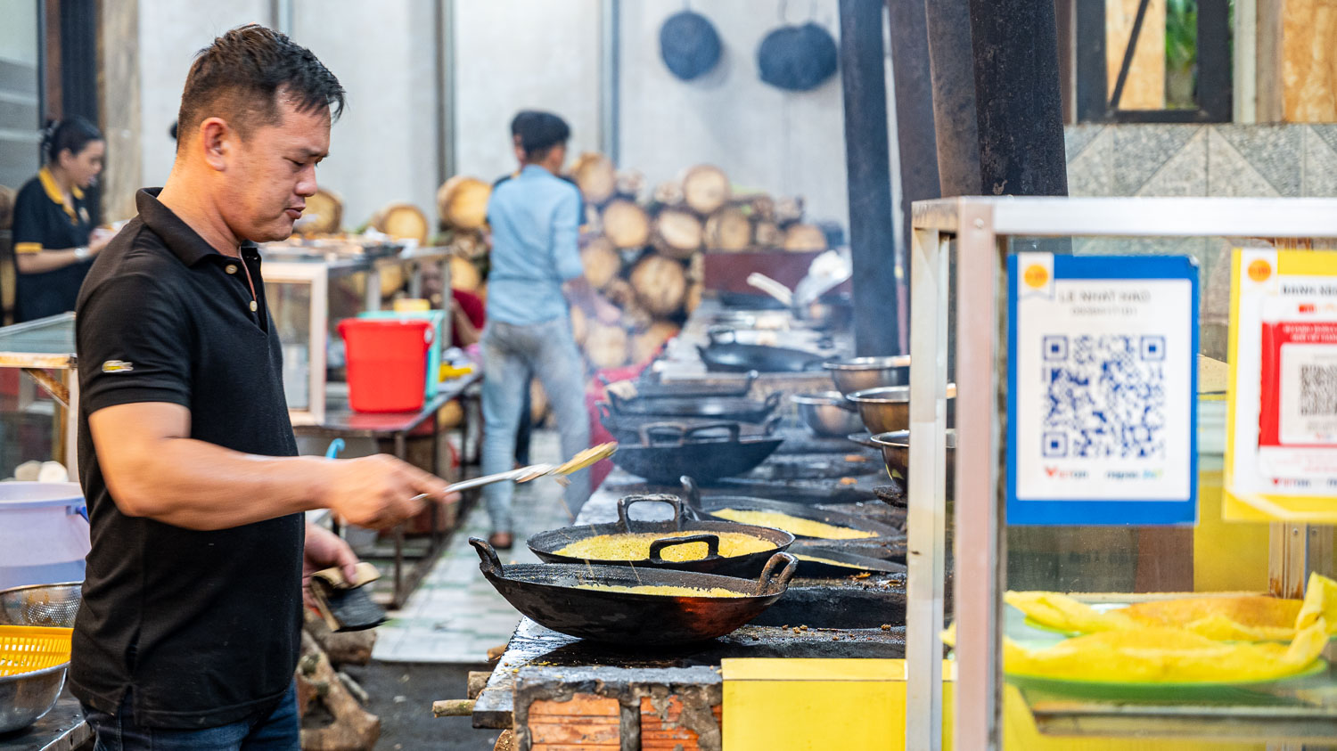 芹苴在地人掛保證的美食地標 Bánh Xèo 7 Tới 外脆內嫩的金黃越南煎餅香到整條街都餓了 - 第13張圖