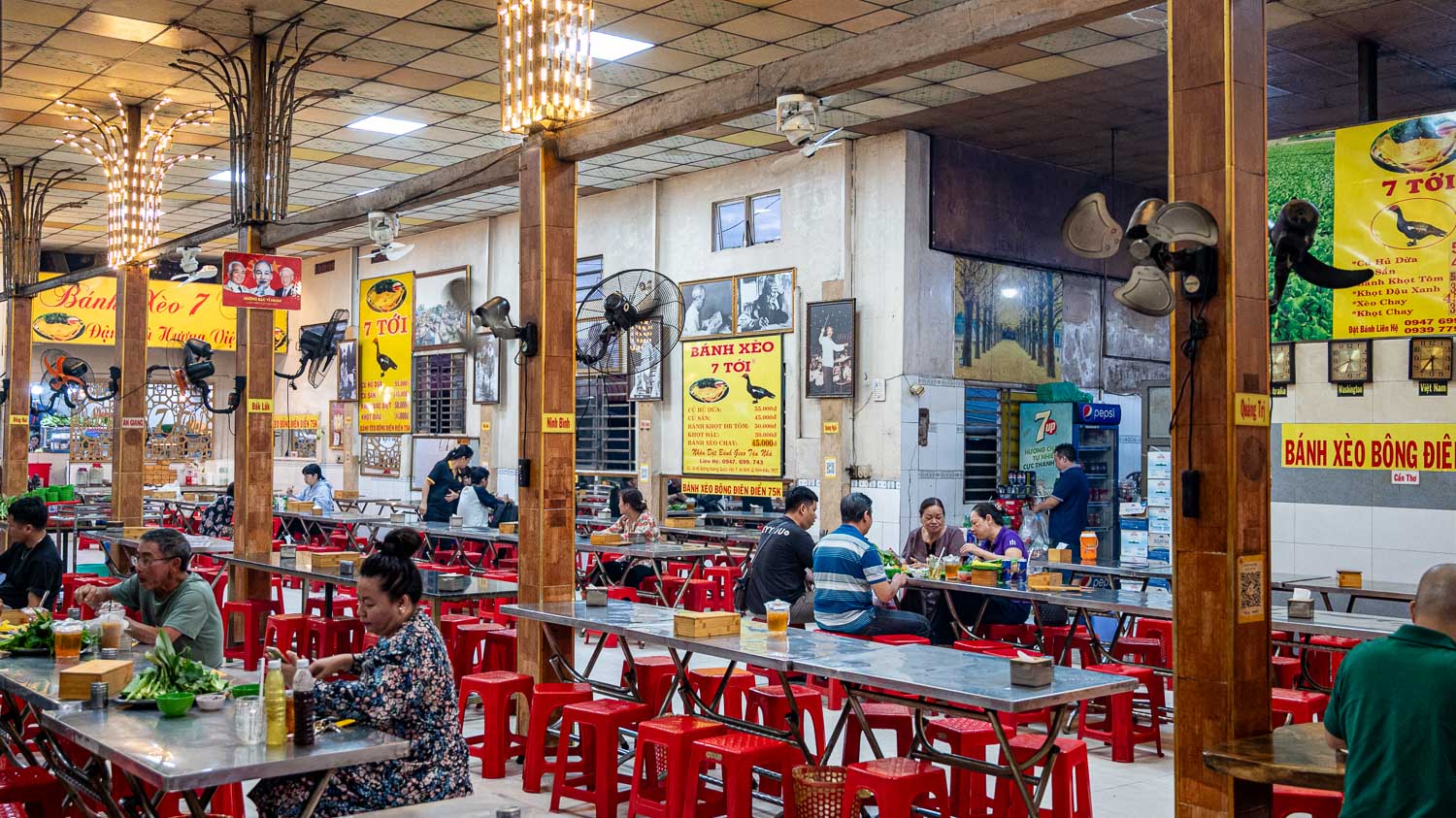 芹苴在地人掛保證的美食地標 Bánh Xèo 7 Tới 外脆內嫩的金黃越南煎餅香到整條街都餓了 - 第4張圖