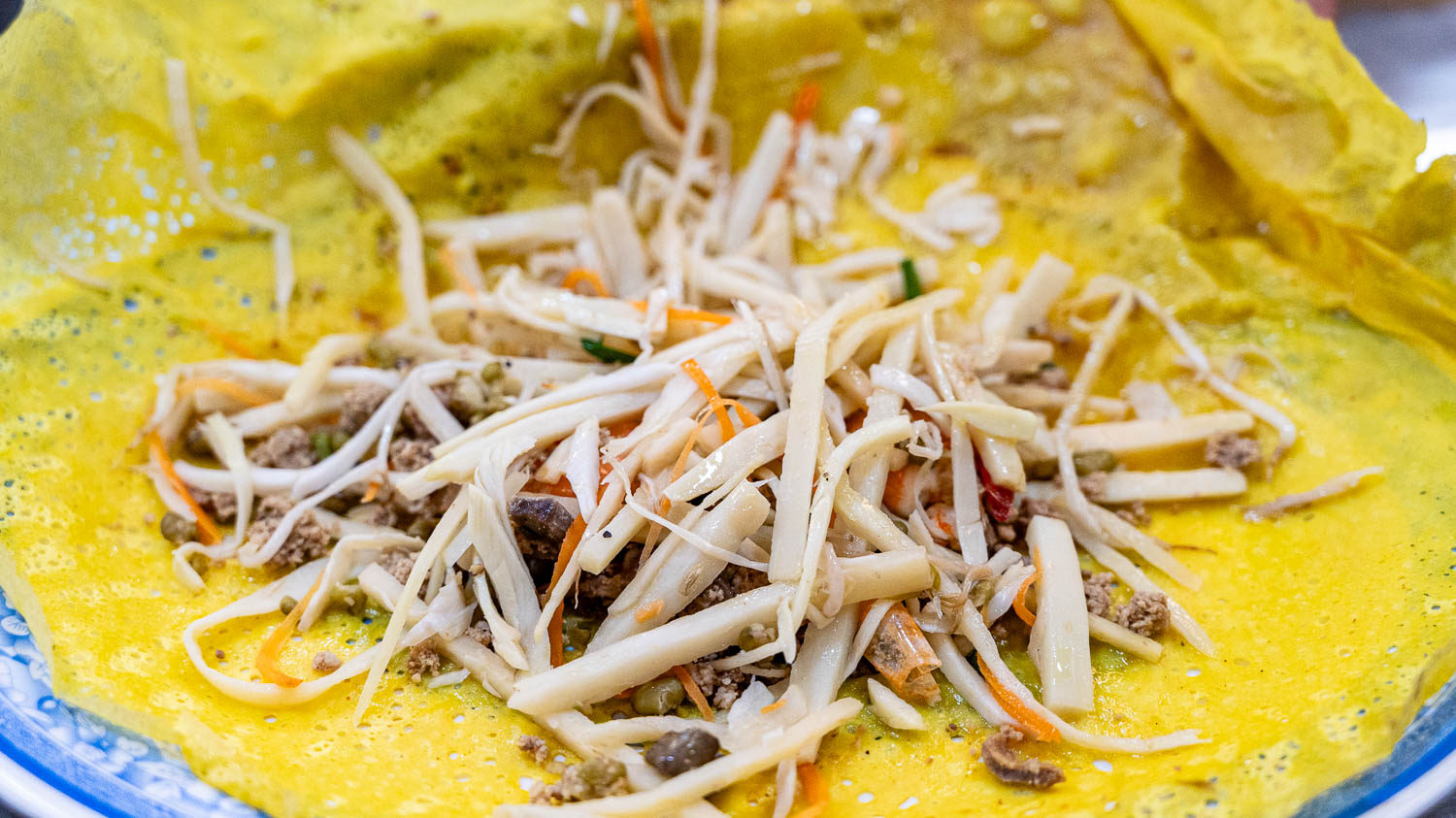 芹苴在地人掛保證的美食地標 Bánh Xèo 7 Tới 外脆內嫩的金黃越南煎餅香到整條街都餓了 - 第10張圖
