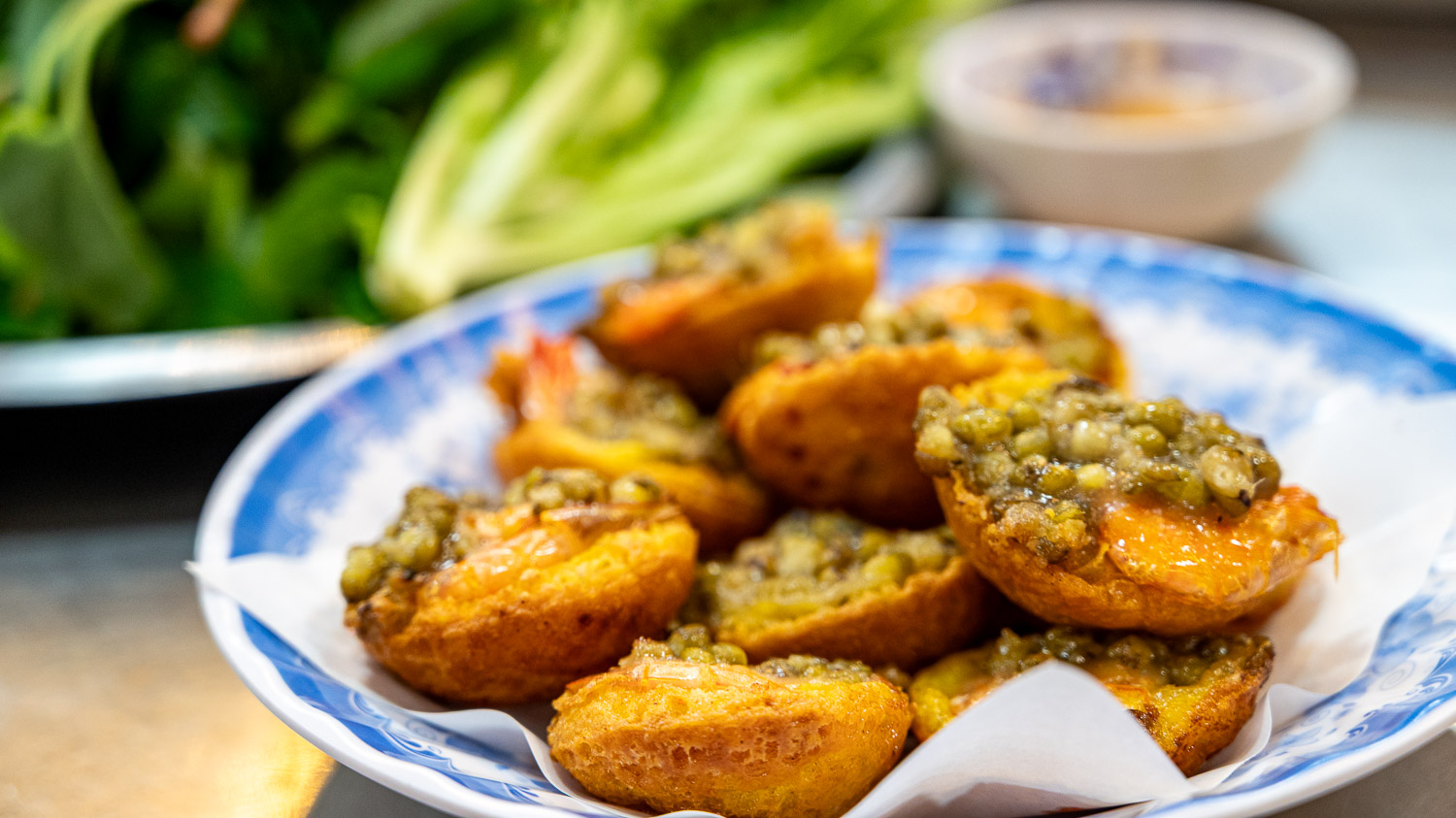 芹苴在地人掛保證的美食地標 Bánh Xèo 7 Tới 外脆內嫩的金黃越南煎餅香到整條街都餓了 - 第9張圖