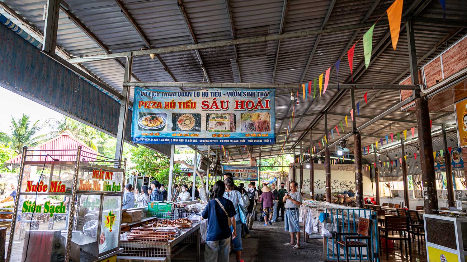 芹苴丐冷水上市場必訪 Lò Hủ Tiếu Sáu Hoài 體驗傳統米線,隱藏版創意Pizza現烤超香 - 第4張圖