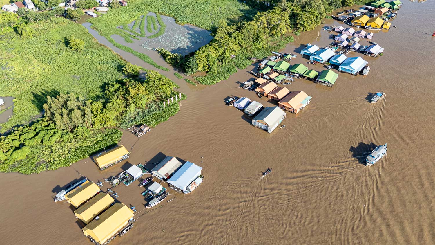 朱篤搭船遊彩色棚屋村與占族聚落|漂浮在湄公河上的生活與信仰故事 - 第1張圖