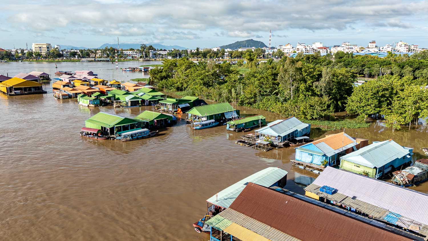 朱篤搭船遊彩色棚屋村與占族聚落|漂浮在湄公河上的生活與信仰故事 - 第7張圖