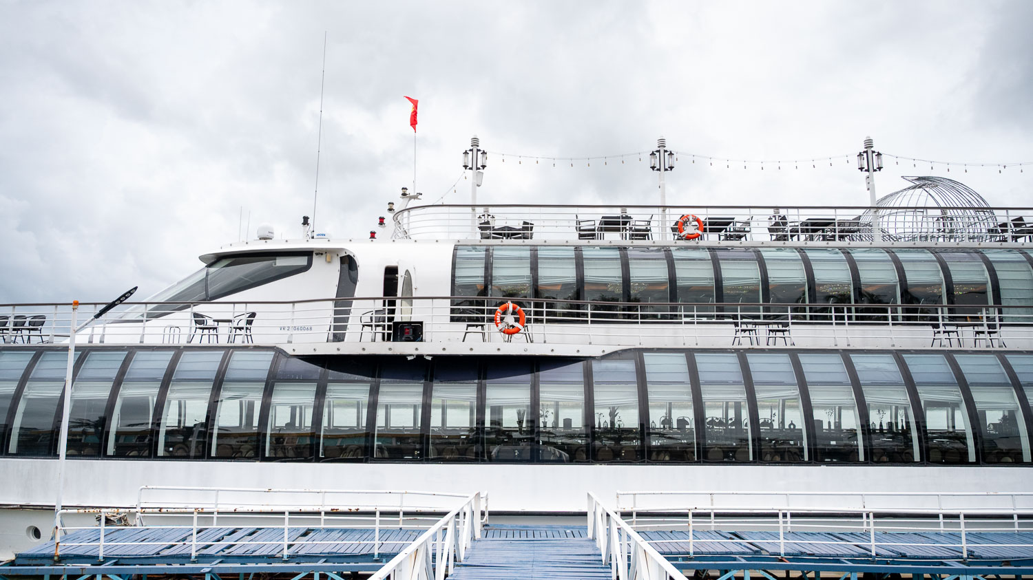 想輕鬆看下龍灣？比觀光船更高級的選擇 Paradise Delight 日遊船行程與亮點整理