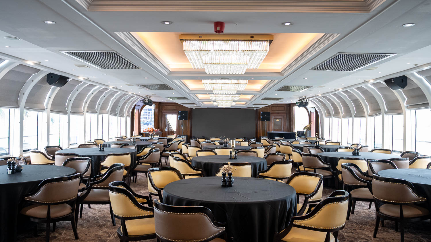 想輕鬆看下龍灣？比觀光船更高級的選擇 Paradise Delight 日遊船行程與亮點整理