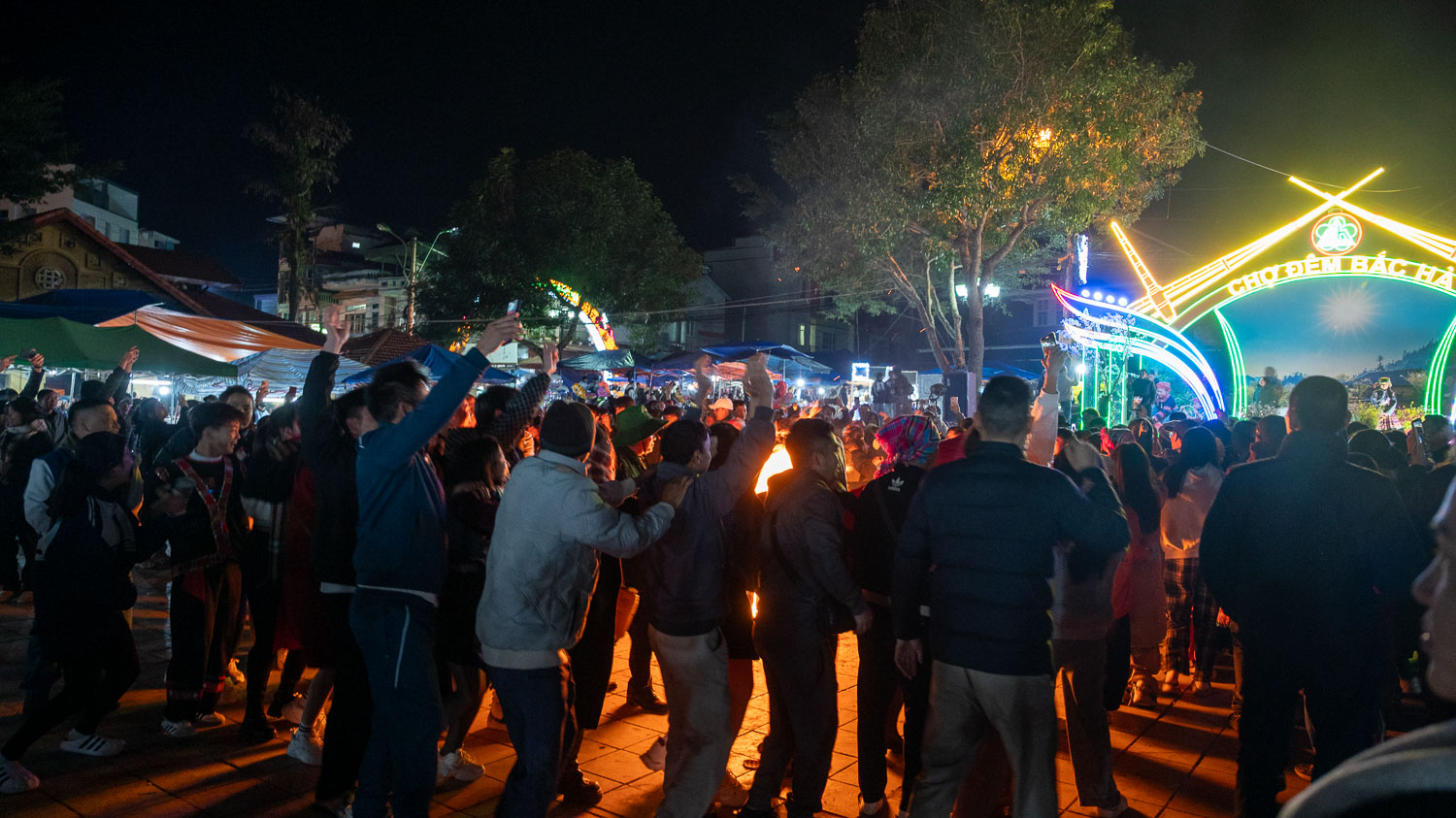 一週熱鬧一次的高原盛會!傳統北河文化市場及夜市傳奇魅力,老司機說 Chợ Văn Hóa Bắc Hà 強烈推薦非去不可 - 第10張圖