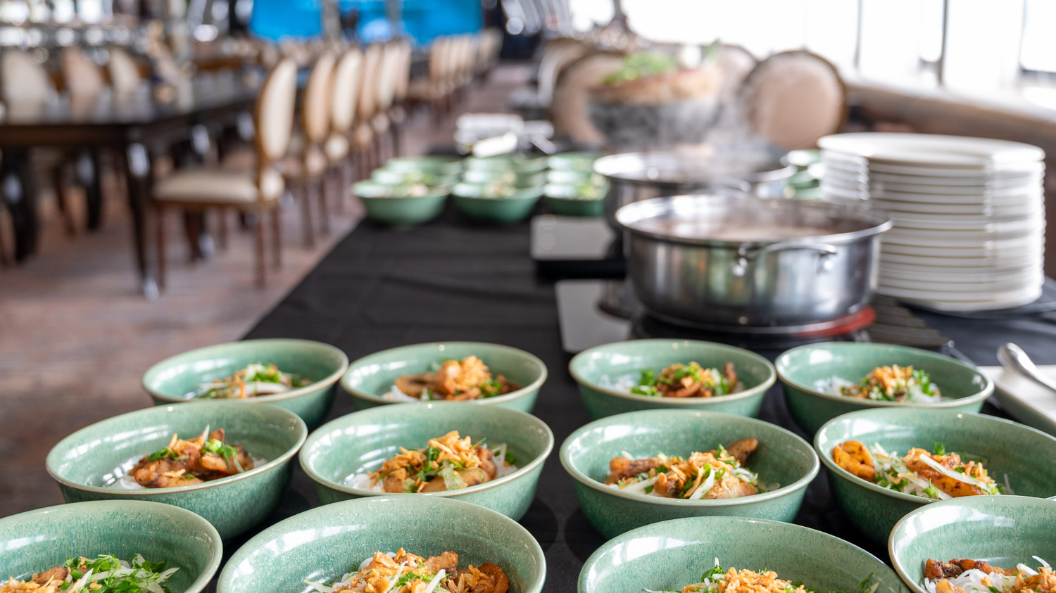 想輕鬆看下龍灣？比觀光船更高級的選擇 Paradise Delight 日遊船行程與亮點整理