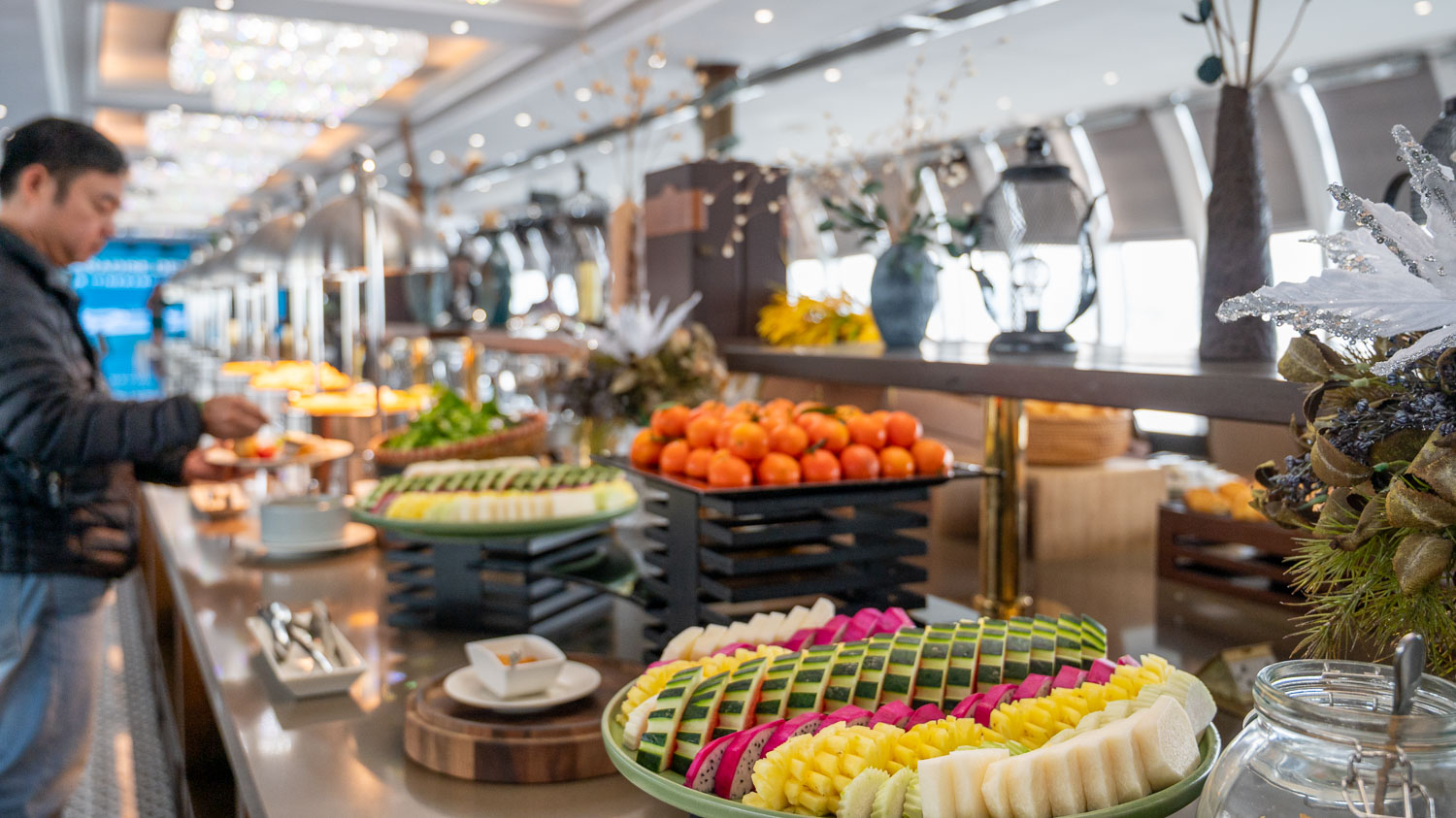 想輕鬆看下龍灣？比觀光船更高級的選擇 Paradise Delight 日遊船行程與亮點整理