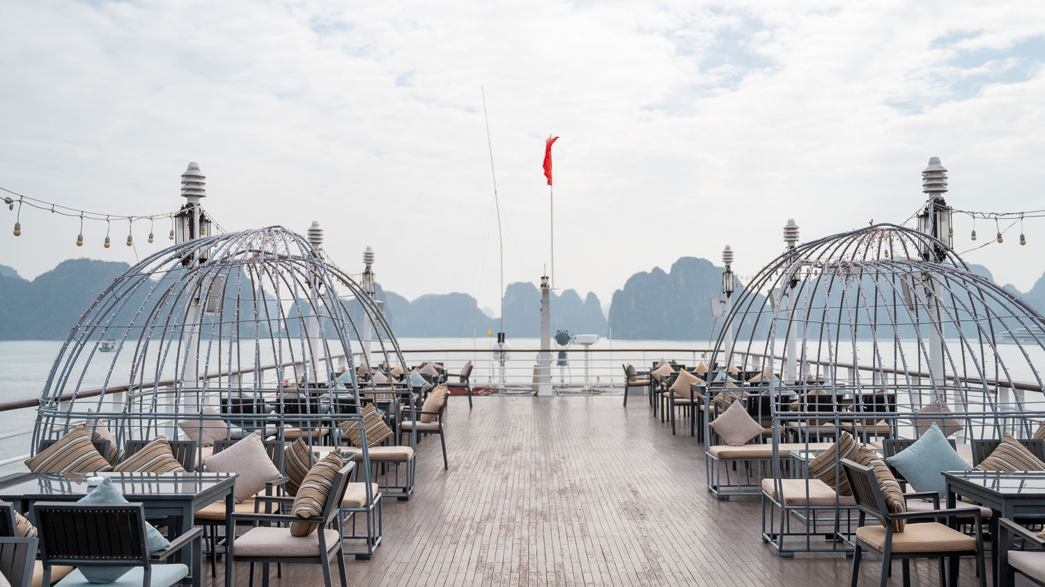 想輕鬆看下龍灣？比觀光船更高級的選擇 Paradise Delight 日遊船行程與亮點整理