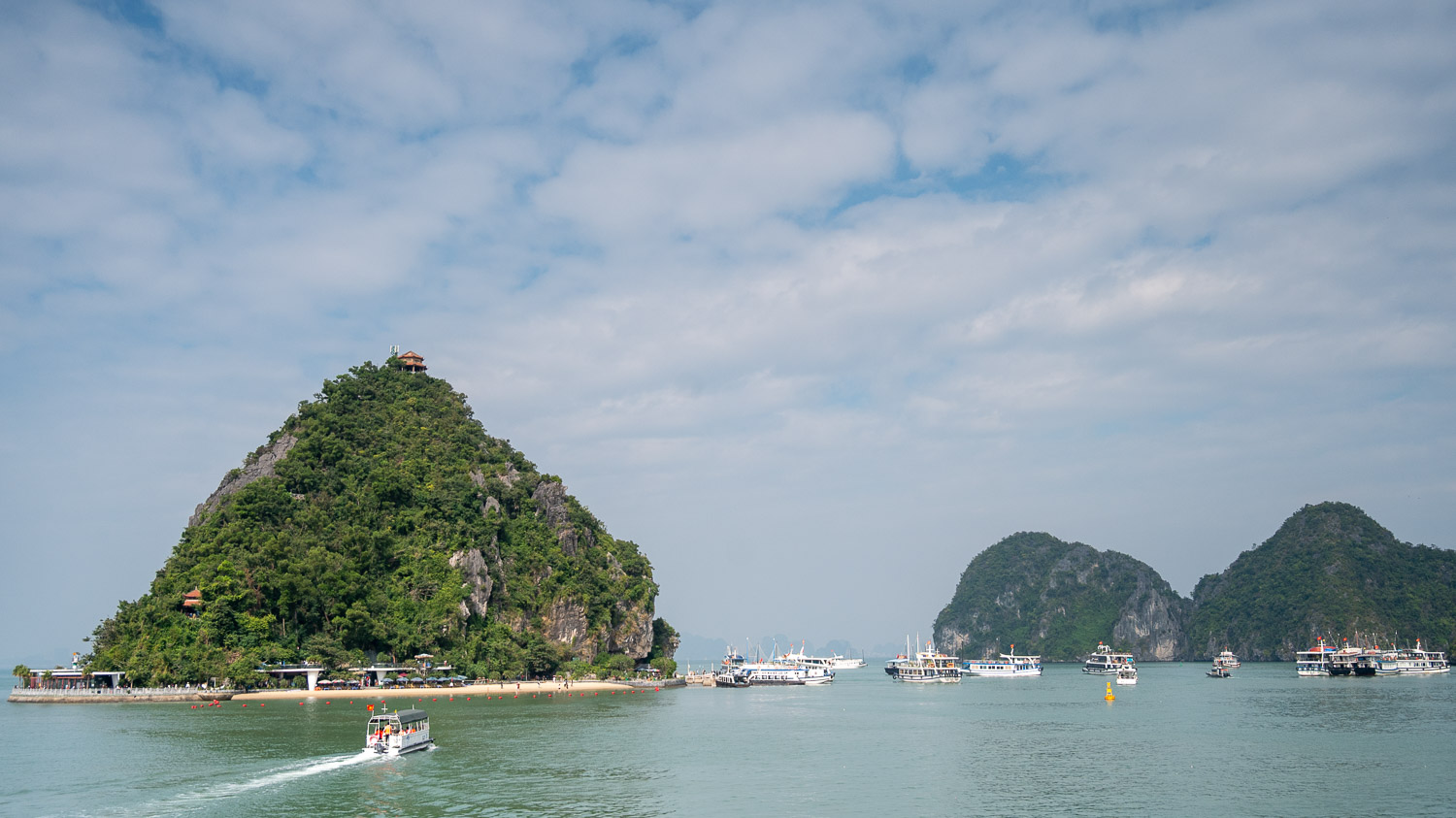 想輕鬆看下龍灣？比觀光船更高級的選擇 Paradise Delight 日遊船行程與亮點整理