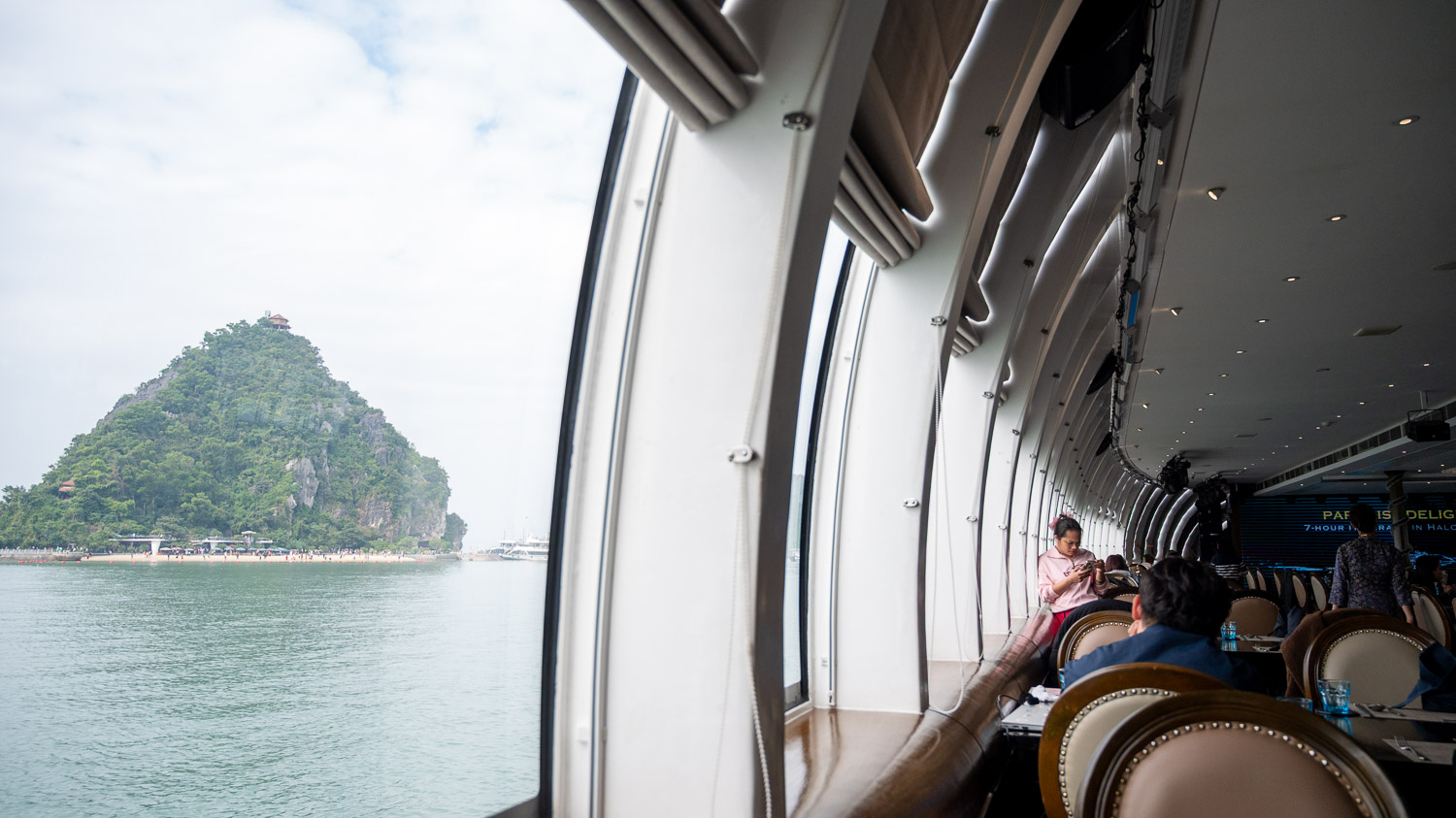 想輕鬆看下龍灣？比觀光船更高級的選擇 Paradise Delight 日遊船行程與亮點整理