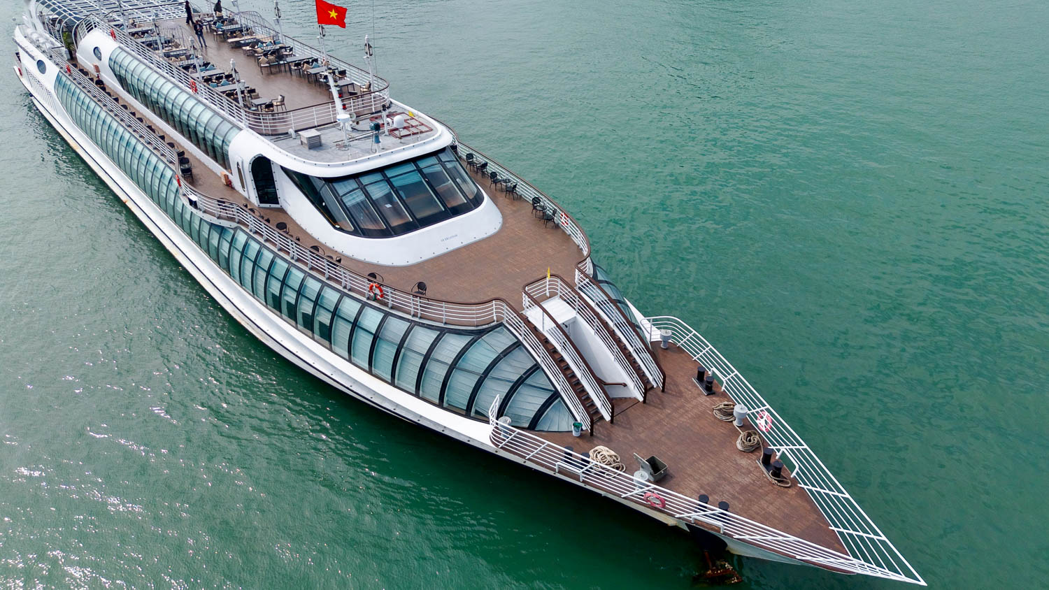 想輕鬆看下龍灣？比觀光船更高級的選擇 Paradise Delight 日遊船行程與亮點整理