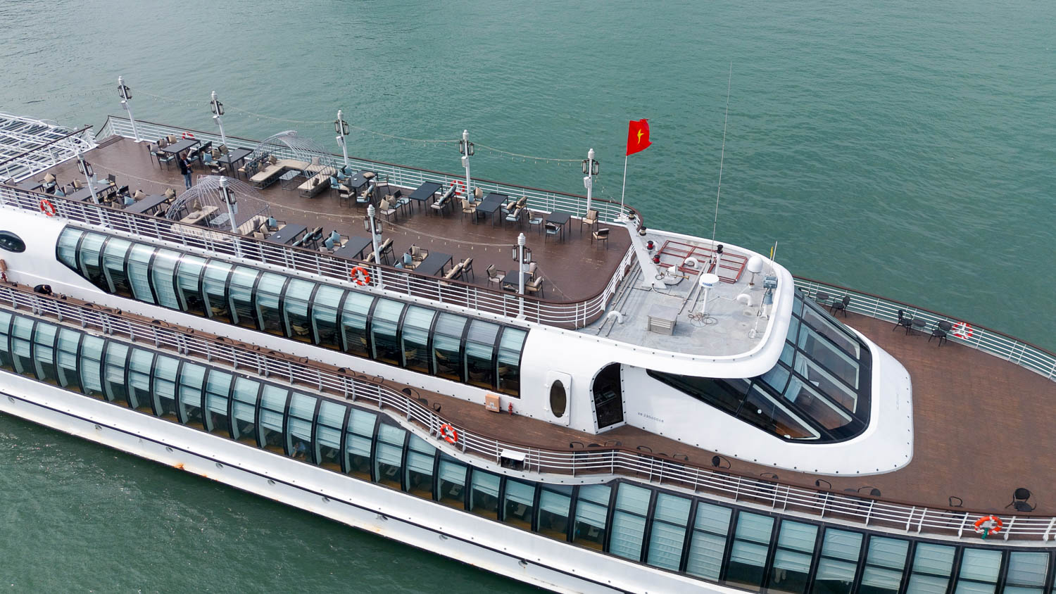 想輕鬆看下龍灣？比觀光船更高級的選擇 Paradise Delight 日遊船行程與亮點整理