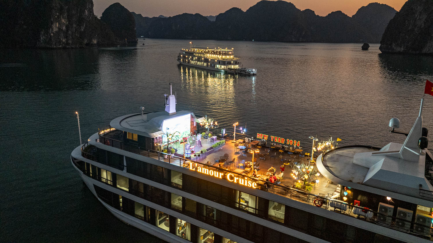 按摩浴缸邊賞世界遺產！L’amour Cruise 浪琴號玩轉下龍灣精華及舌尖上美味