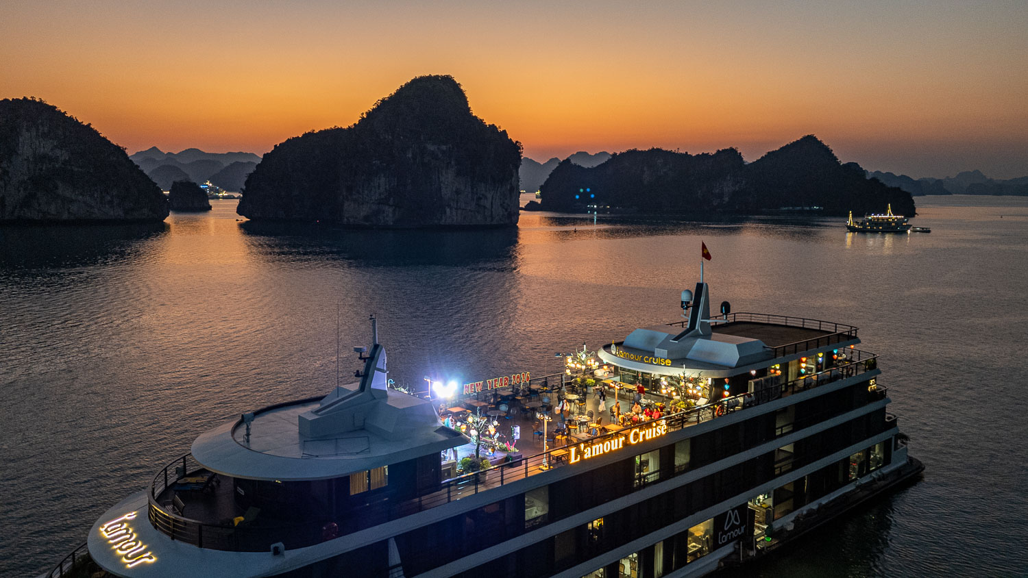 按摩浴缸邊賞世界遺產！L’amour Cruise 浪琴號玩轉下龍灣精華及舌尖上美味