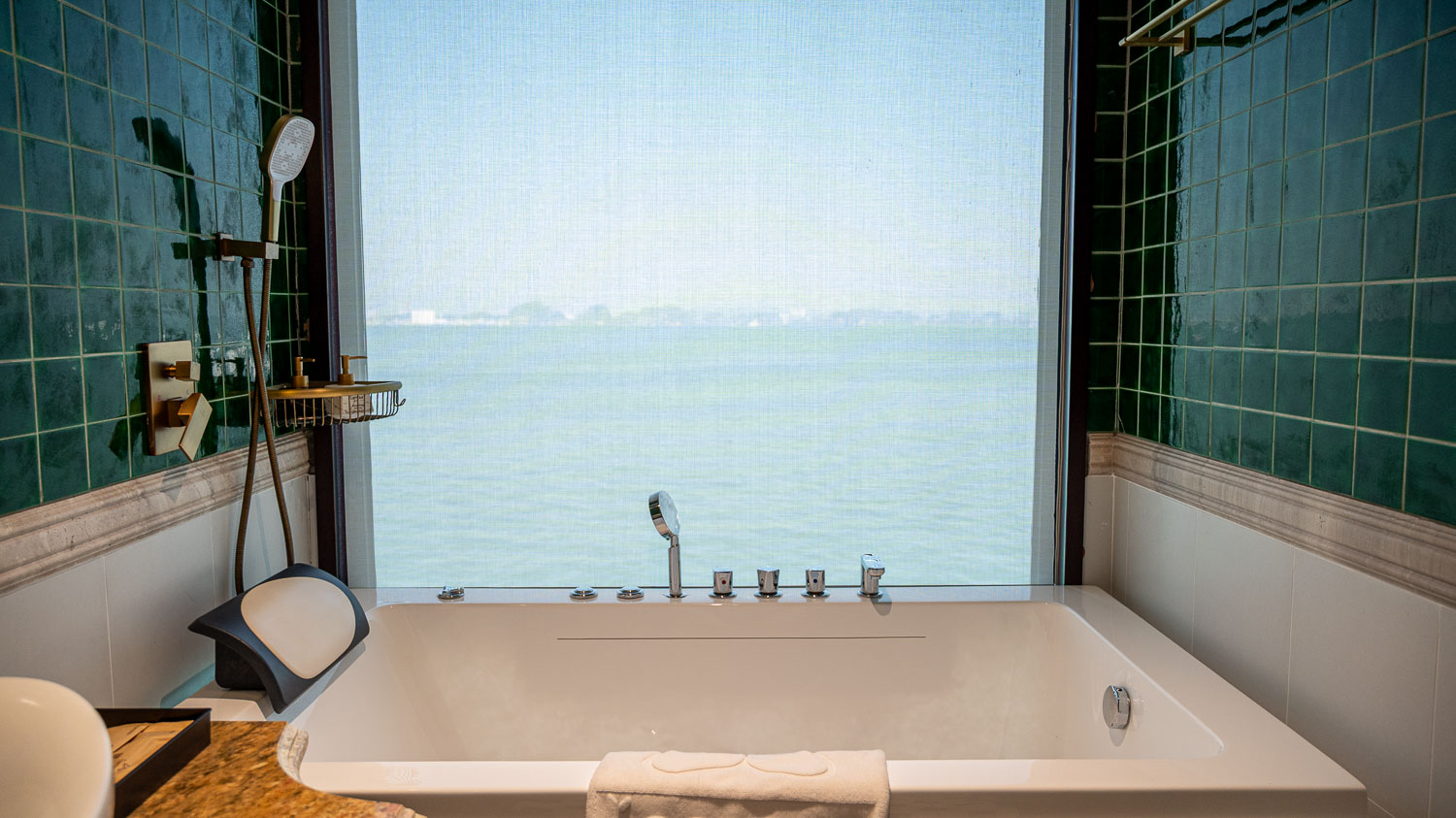 按摩浴缸邊賞世界遺產！L’amour Cruise 浪琴號玩轉下龍灣精華及舌尖上美味