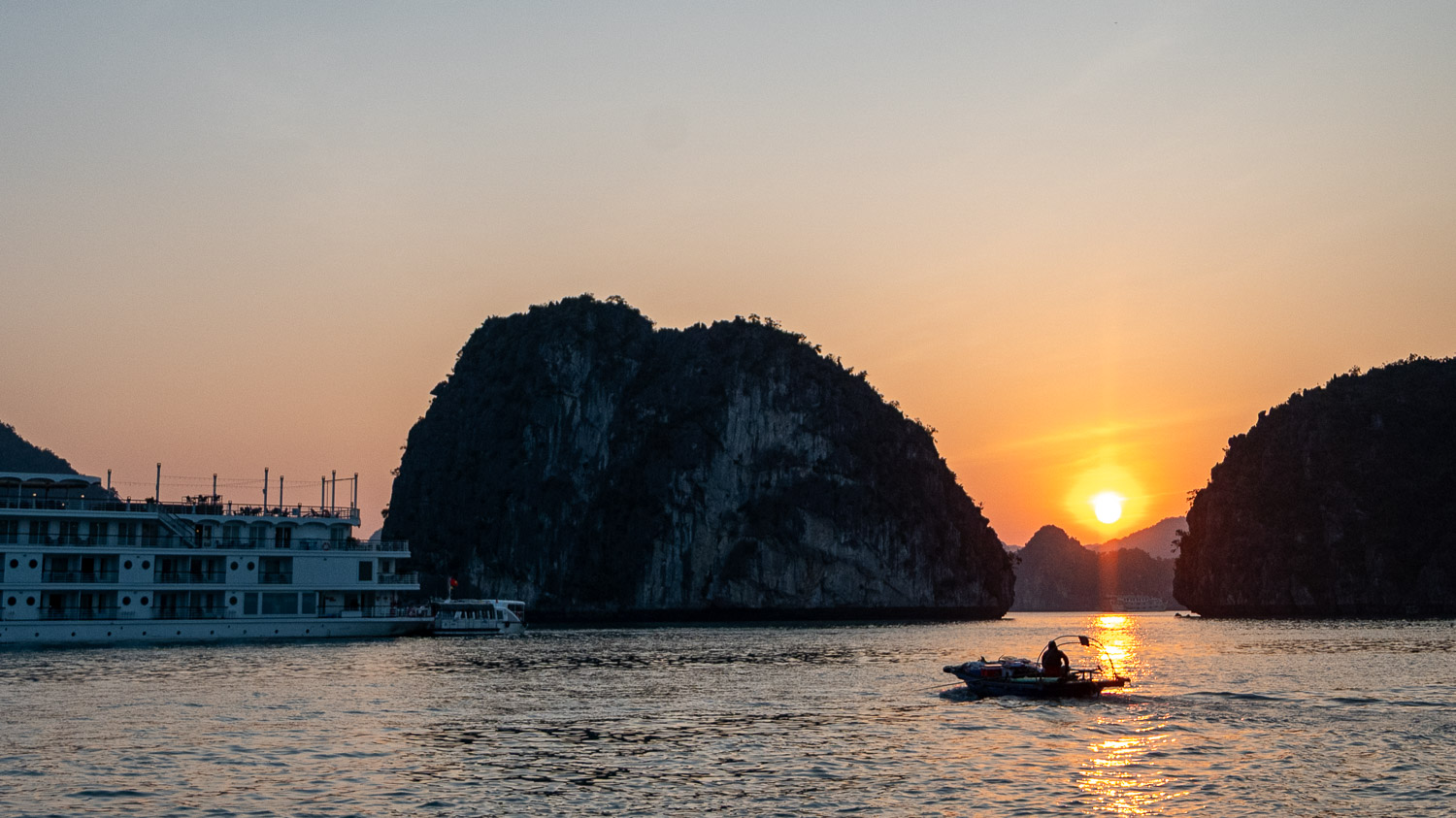 按摩浴缸邊賞世界遺產！L’amour Cruise 浪琴號玩轉下龍灣精華及舌尖上美味