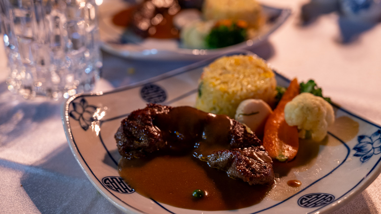 按摩浴缸邊賞世界遺產！L’amour Cruise 浪琴號玩轉下龍灣精華及舌尖上美味