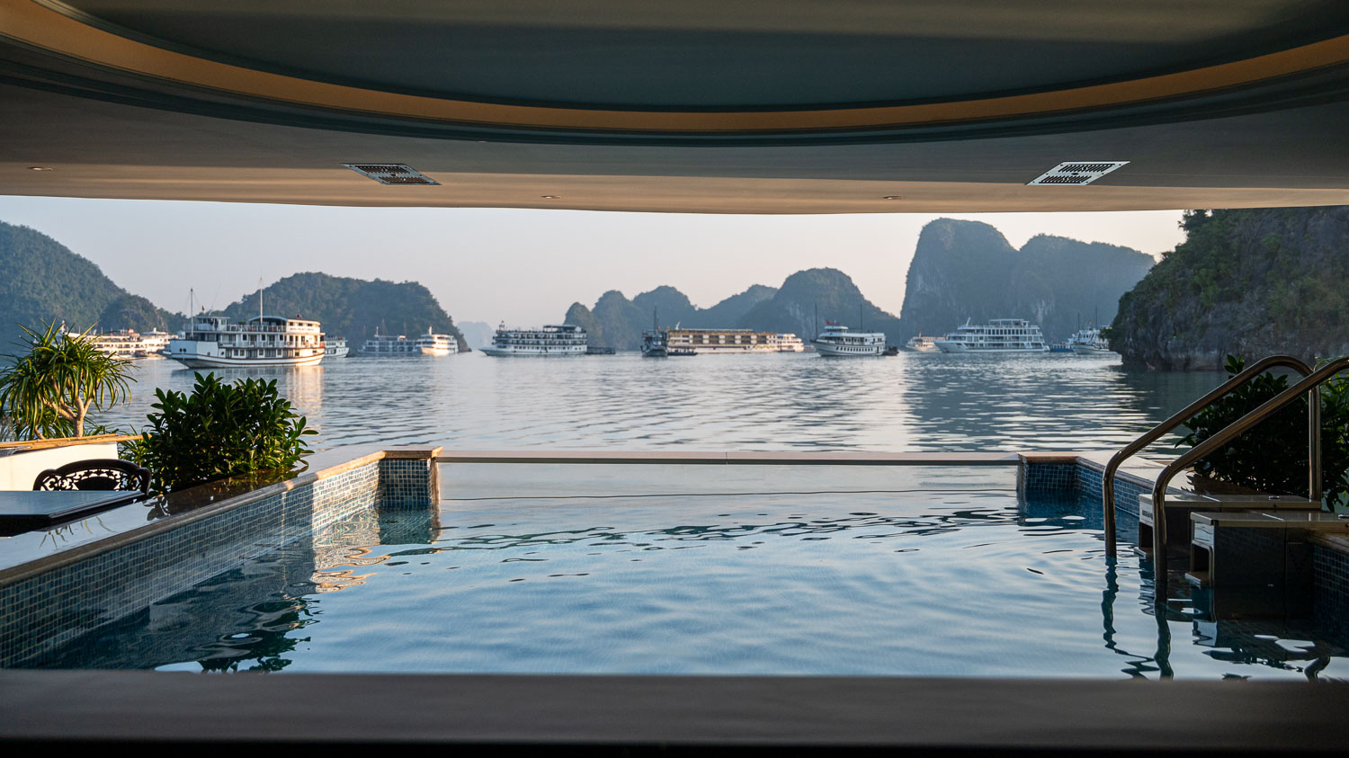 按摩浴缸邊賞世界遺產！L’amour Cruise 浪琴號玩轉下龍灣精華及舌尖上美味