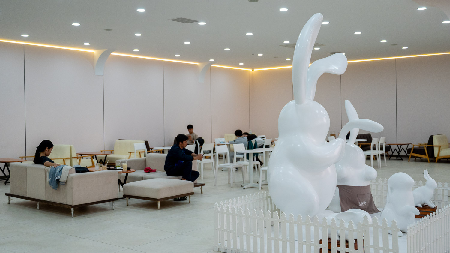 峴港韓系簡約咖啡廳！Lapin Bakery & Dessert Cafe 純白空間享受微甜的午后時光