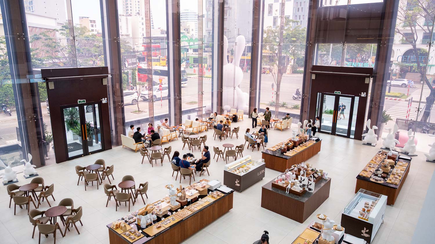 峴港韓系簡約咖啡廳！Lapin Bakery & Dessert Cafe 純白空間享受微甜的午后時光