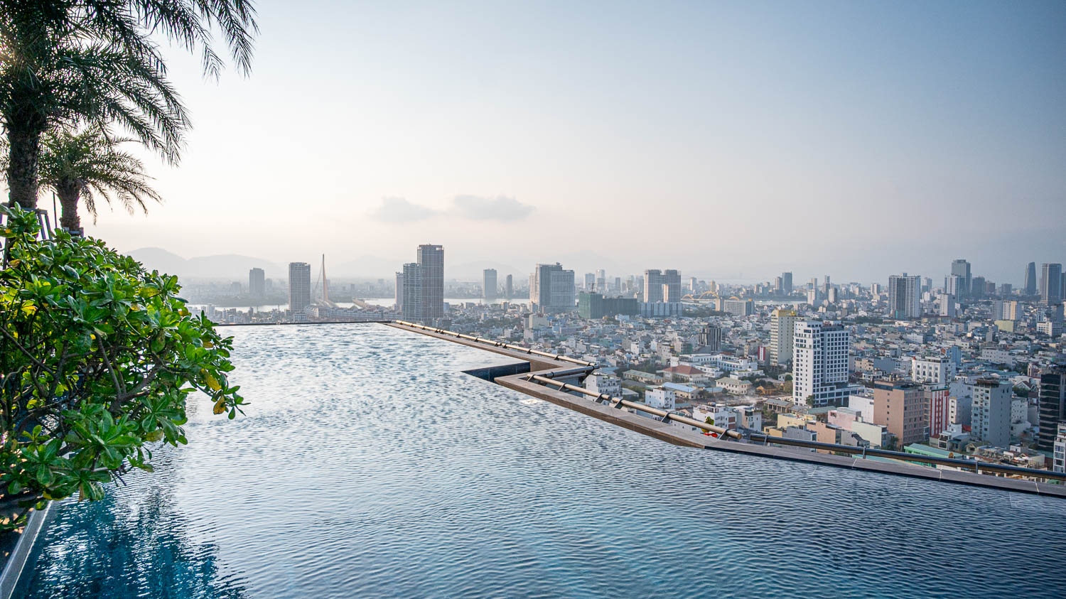重拾蜜月時光復刻浪漫！峴港 M Hotel 的最美無邊際泳池及享受經典早餐，老夫老妻二度蜜月首選