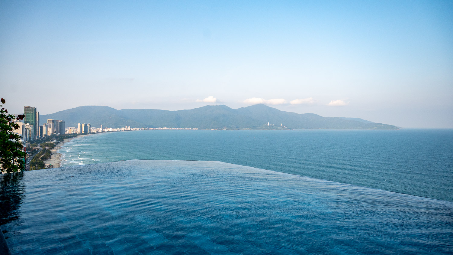 重拾蜜月時光復刻浪漫！峴港 M Hotel 的最美無邊際泳池及享受經典早餐，老夫老妻二度蜜月首選