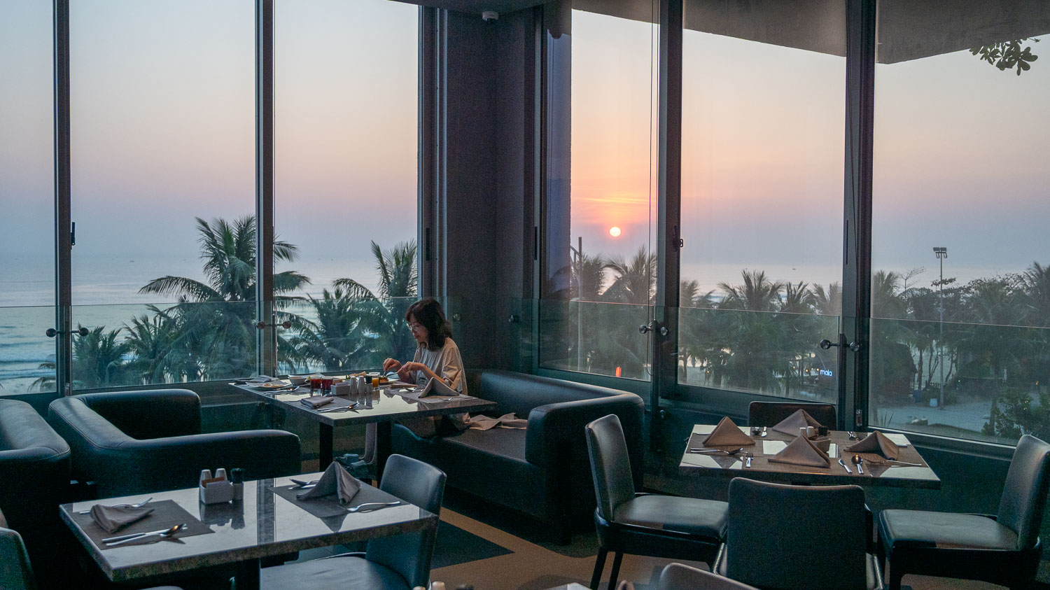 重拾蜜月時光復刻浪漫！峴港 M Hotel 的最美無邊際泳池及享受經典早餐，老夫老妻二度蜜月首選