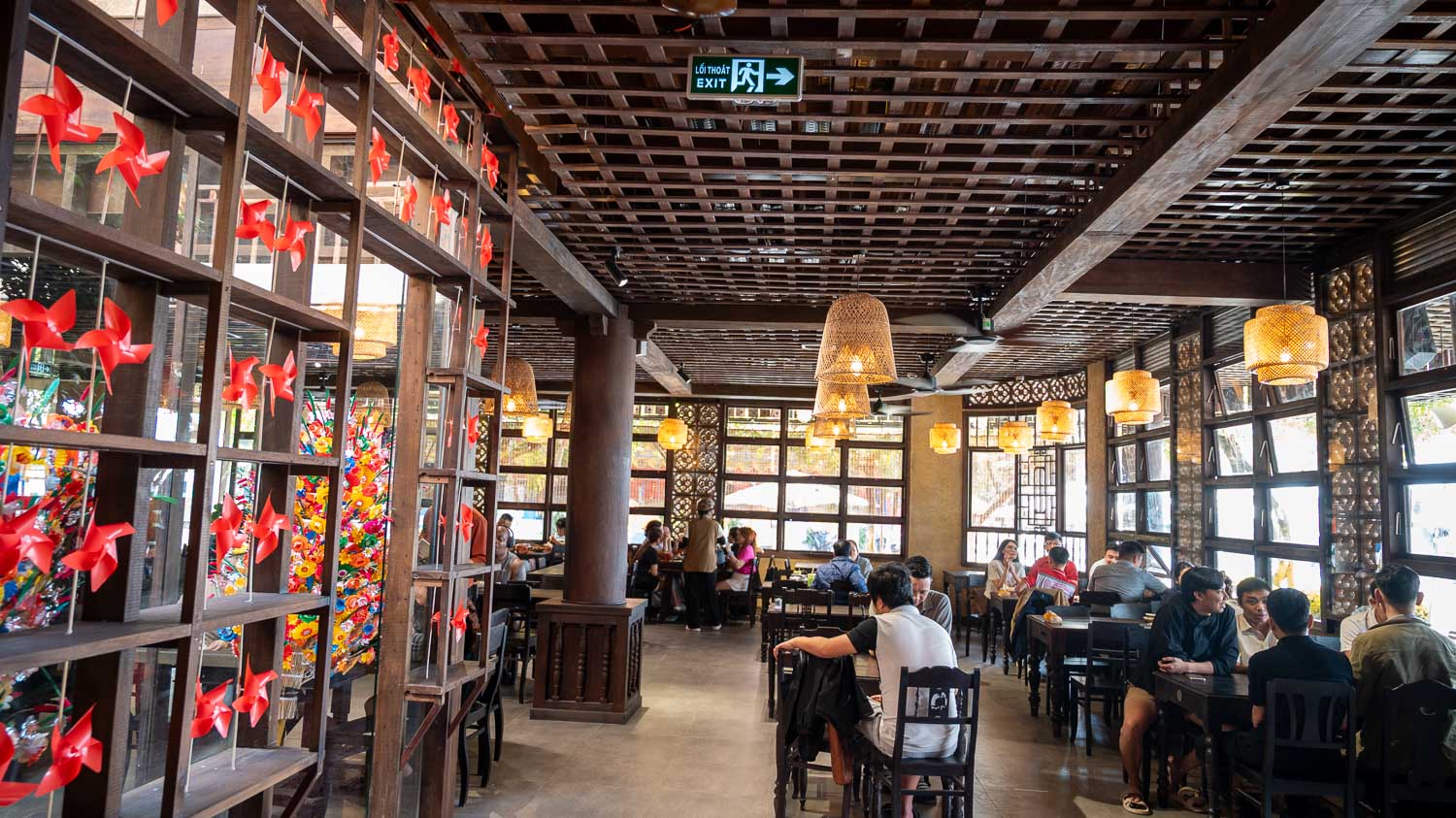 美感與美味兼具！Cơm Lâu Phai 的懷舊美學空間在歲月縫紉光影中感受越式食光的暖心滋味