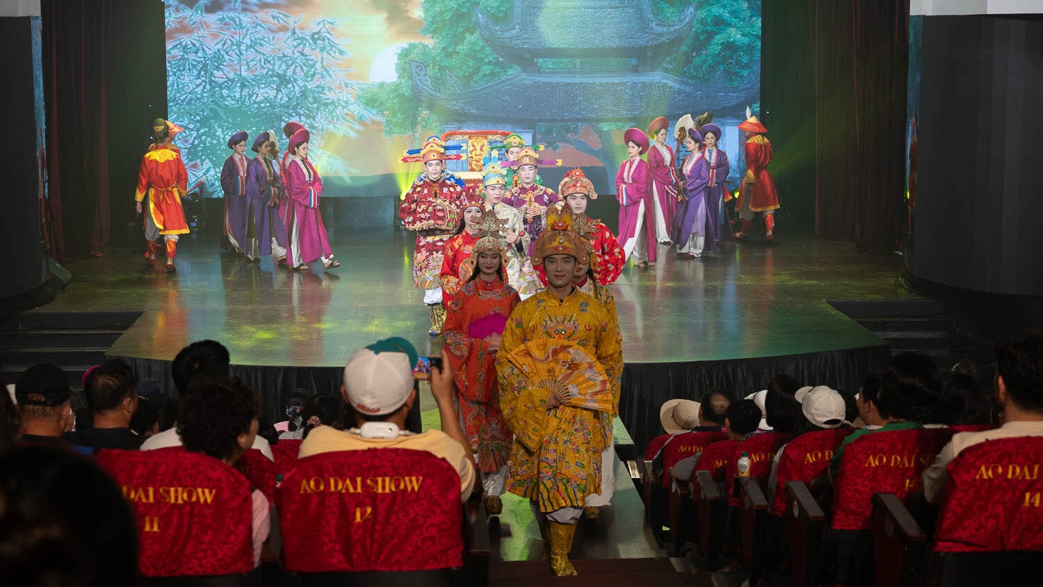 穿越千年時光的優雅風華:奧戴秀 Ao Dai Show 燈光下綻放越南最溫柔的靈魂 - 第4張圖 穿越千年時光的優雅風華:奧戴秀 Ao Dai Show 燈光下綻放越南最溫柔的靈魂