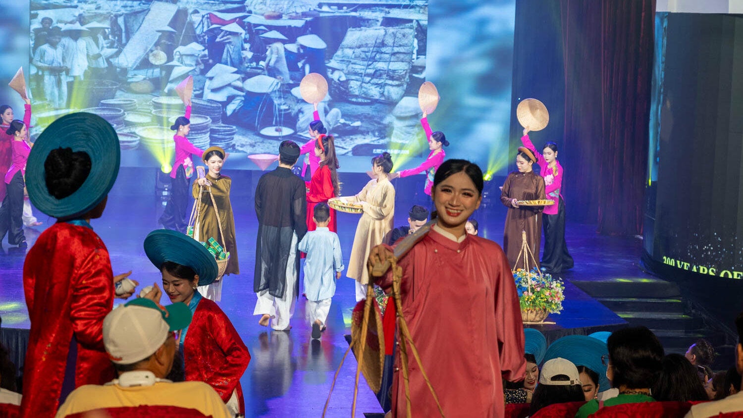 穿越千年時光的優雅風華:奧戴秀 Ao Dai Show 燈光下綻放越南最溫柔的靈魂 - 第8張圖 穿越千年時光的優雅風華:奧戴秀 Ao Dai Show 燈光下綻放越南最溫柔的靈魂