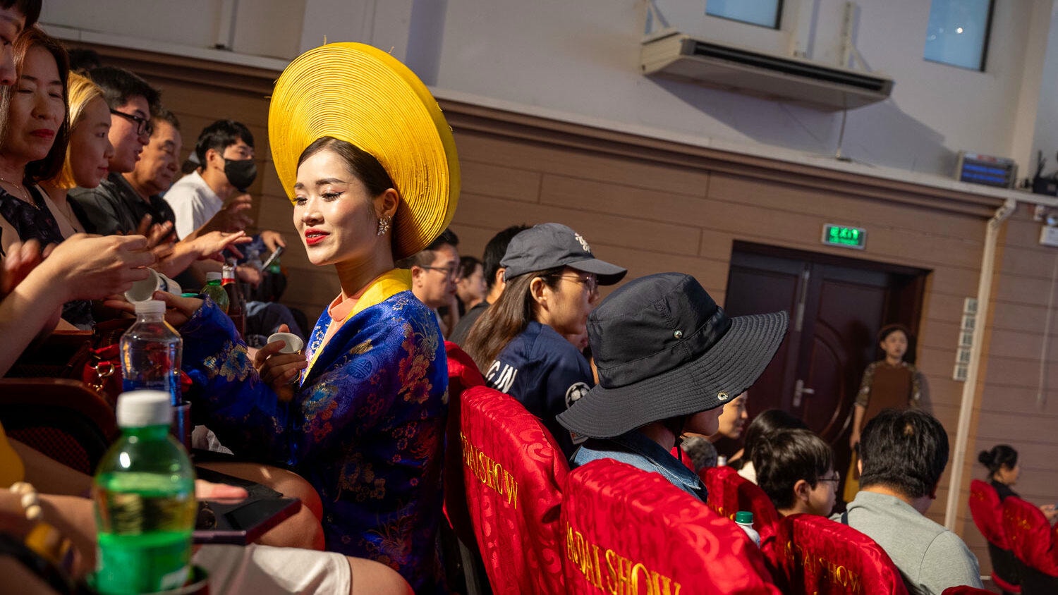 穿越千年時光的優雅風華:奧戴秀 Ao Dai Show 燈光下綻放越南最溫柔的靈魂 - 第9張圖 穿越千年時光的優雅風華:奧戴秀 Ao Dai Show 燈光下綻放越南最溫柔的靈魂