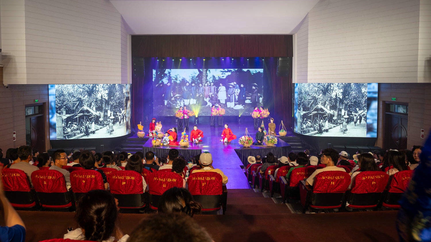 穿越千年時光的優雅風華:奧戴秀 Ao Dai Show 燈光下綻放越南最溫柔的靈魂 - 第3張圖 穿越千年時光的優雅風華:奧戴秀 Ao Dai Show 燈光下綻放越南最溫柔的靈魂