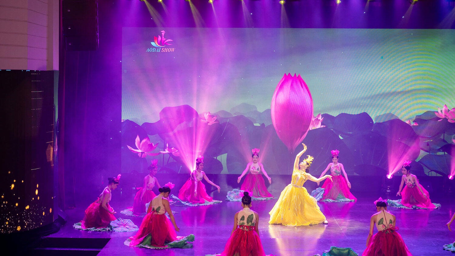 穿越千年時光的優雅風華:奧戴秀 Ao Dai Show 燈光下綻放越南最溫柔的靈魂 - 第5張圖 穿越千年時光的優雅風華:奧戴秀 Ao Dai Show 燈光下綻放越南最溫柔的靈魂