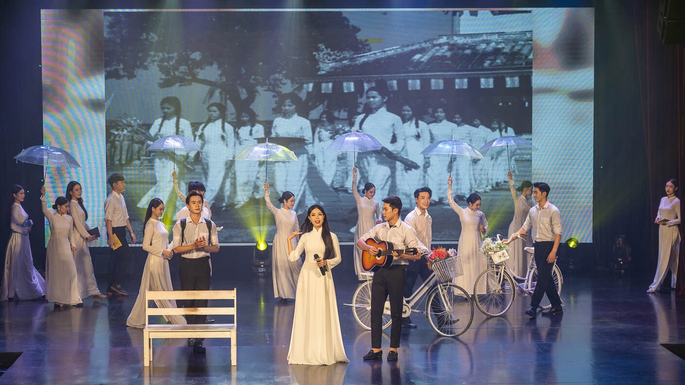 穿越千年時光的優雅風華:奧戴秀 Ao Dai Show 燈光下綻放越南最溫柔的靈魂 - 第7張圖 穿越千年時光的優雅風華:奧戴秀 Ao Dai Show 燈光下綻放越南最溫柔的靈魂