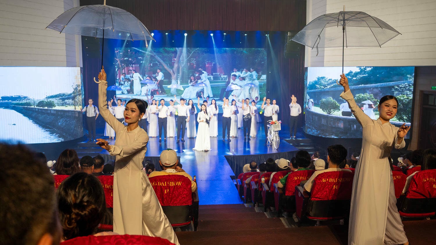 穿越千年時光的優雅風華:奧戴秀 Ao Dai Show 燈光下綻放越南最溫柔的靈魂 - 第11張圖 穿越千年時光的優雅風華:奧戴秀 Ao Dai Show 燈光下綻放越南最溫柔的靈魂