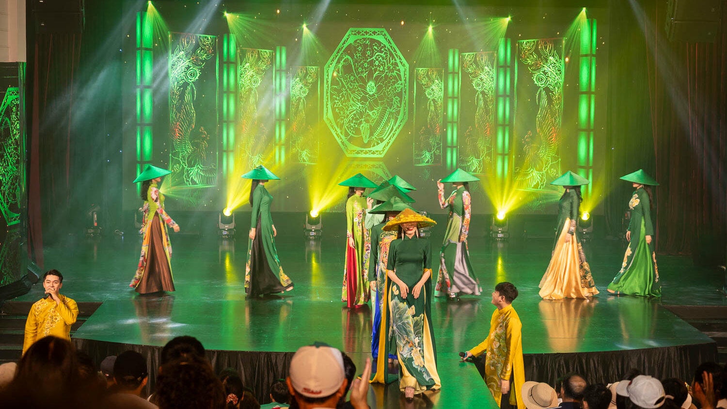 穿越千年時光的優雅風華:奧戴秀 Ao Dai Show 燈光下綻放越南最溫柔的靈魂 - 第10張圖 穿越千年時光的優雅風華:奧戴秀 Ao Dai Show 燈光下綻放越南最溫柔的靈魂