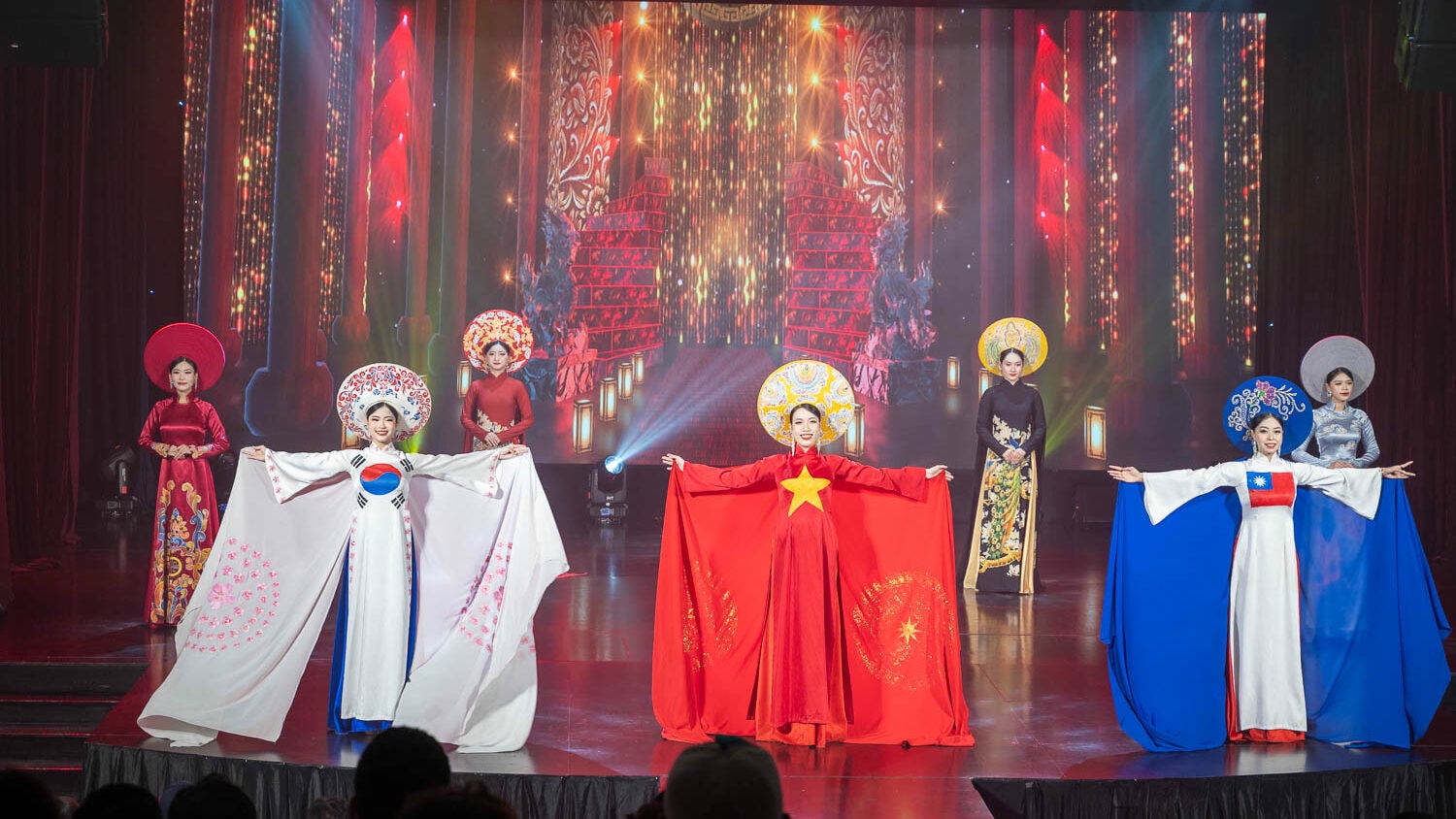 穿越千年時光的優雅風華:奧戴秀 Ao Dai Show 燈光下綻放越南最溫柔的靈魂 - 第13張圖 穿越千年時光的優雅風華:奧戴秀 Ao Dai Show 燈光下綻放越南最溫柔的靈魂